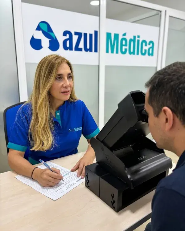 La optómetra con un paciente frente al equipo de visiometría