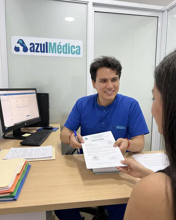El psicólogo certificador entrega el certificado a una paciente