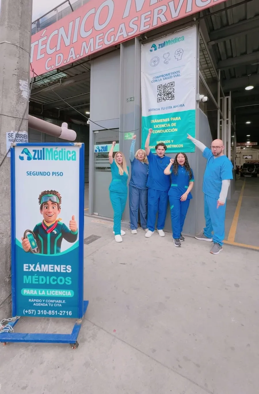 El equipo de Azul Médica en la entrada de la sede, junto al pendón de exámenes médicos