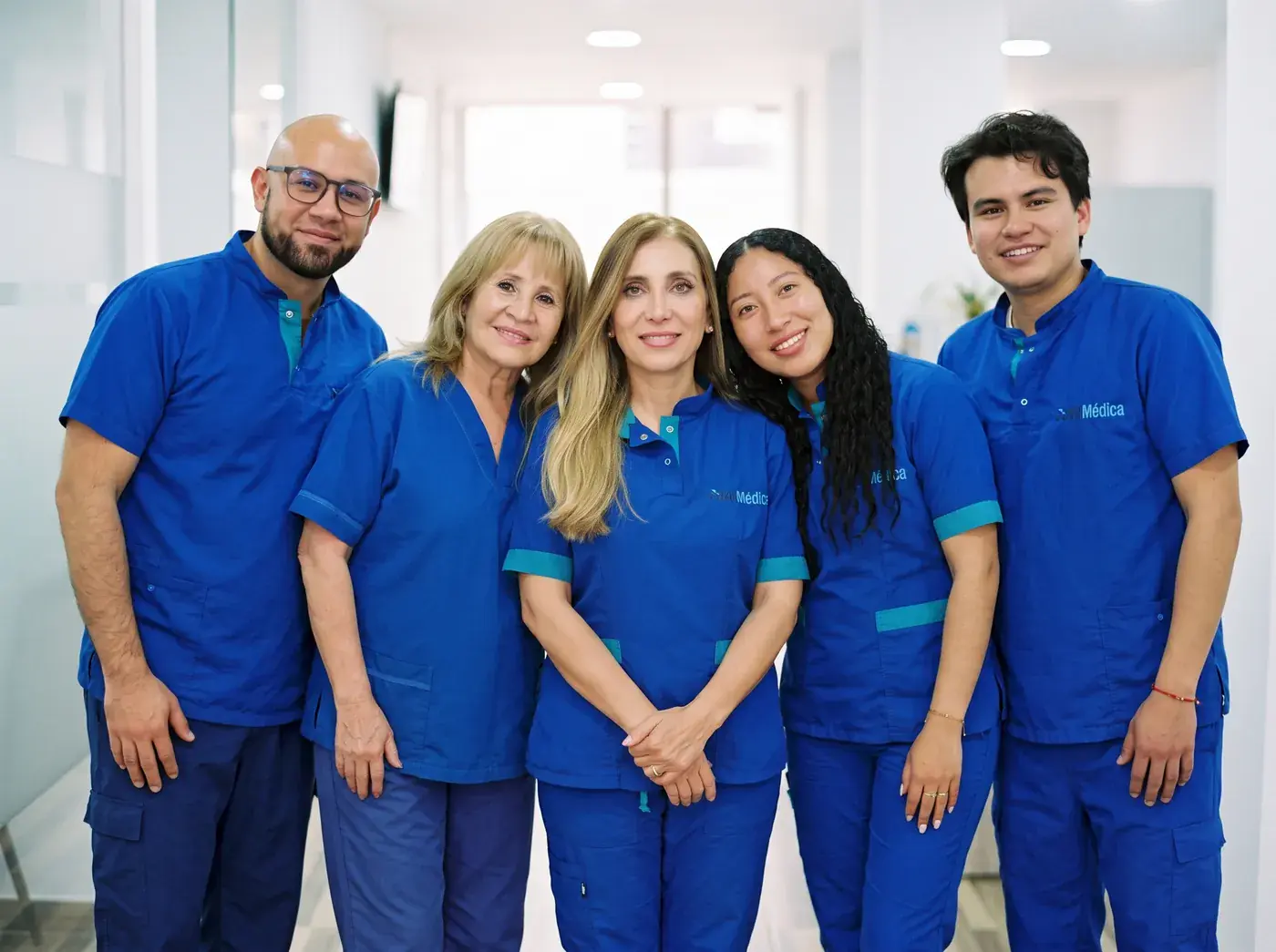 El equipo de Azul Médica con uniforme azul, dentro de la sede